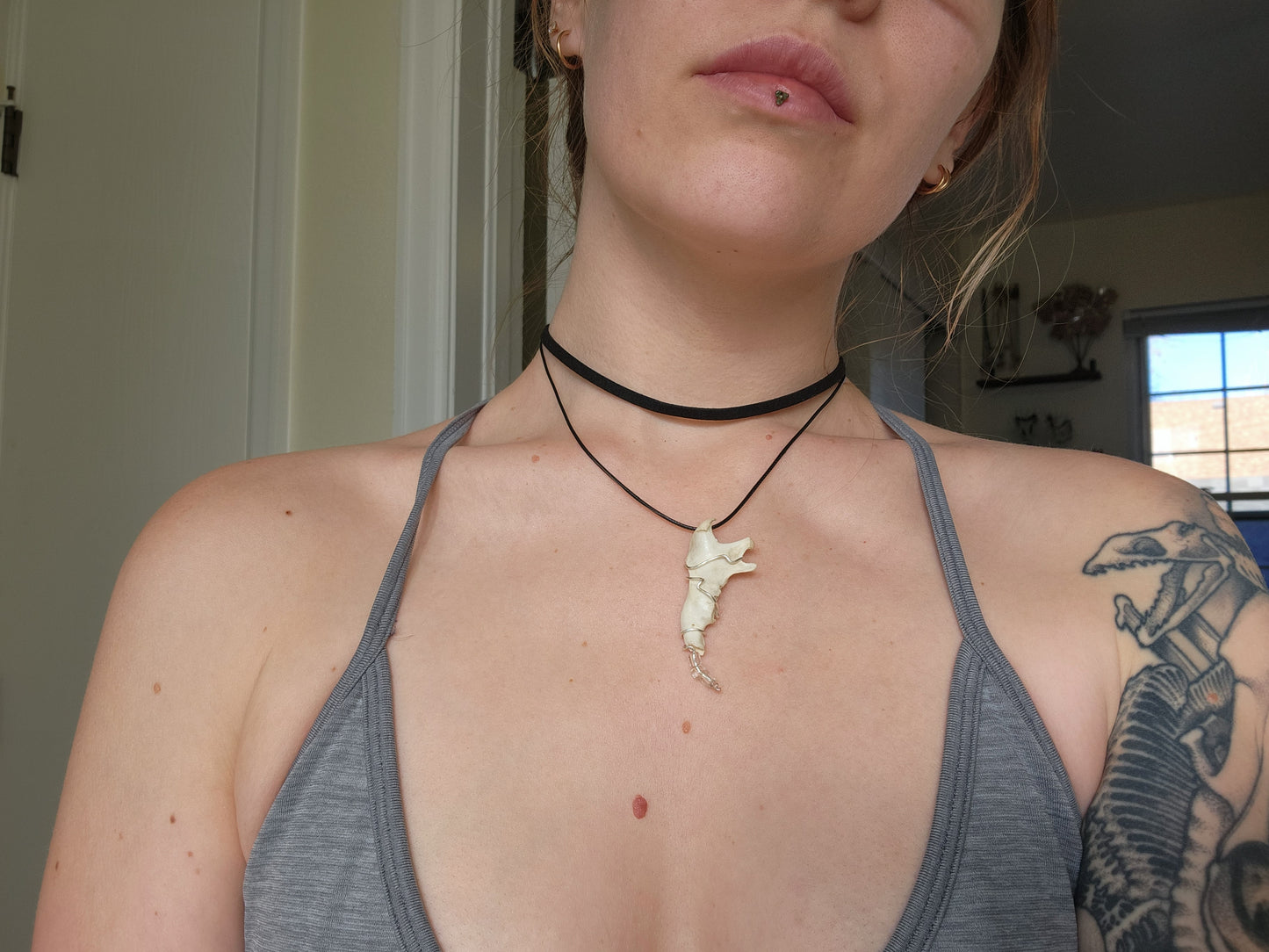 Minimalistic Jaw Choker