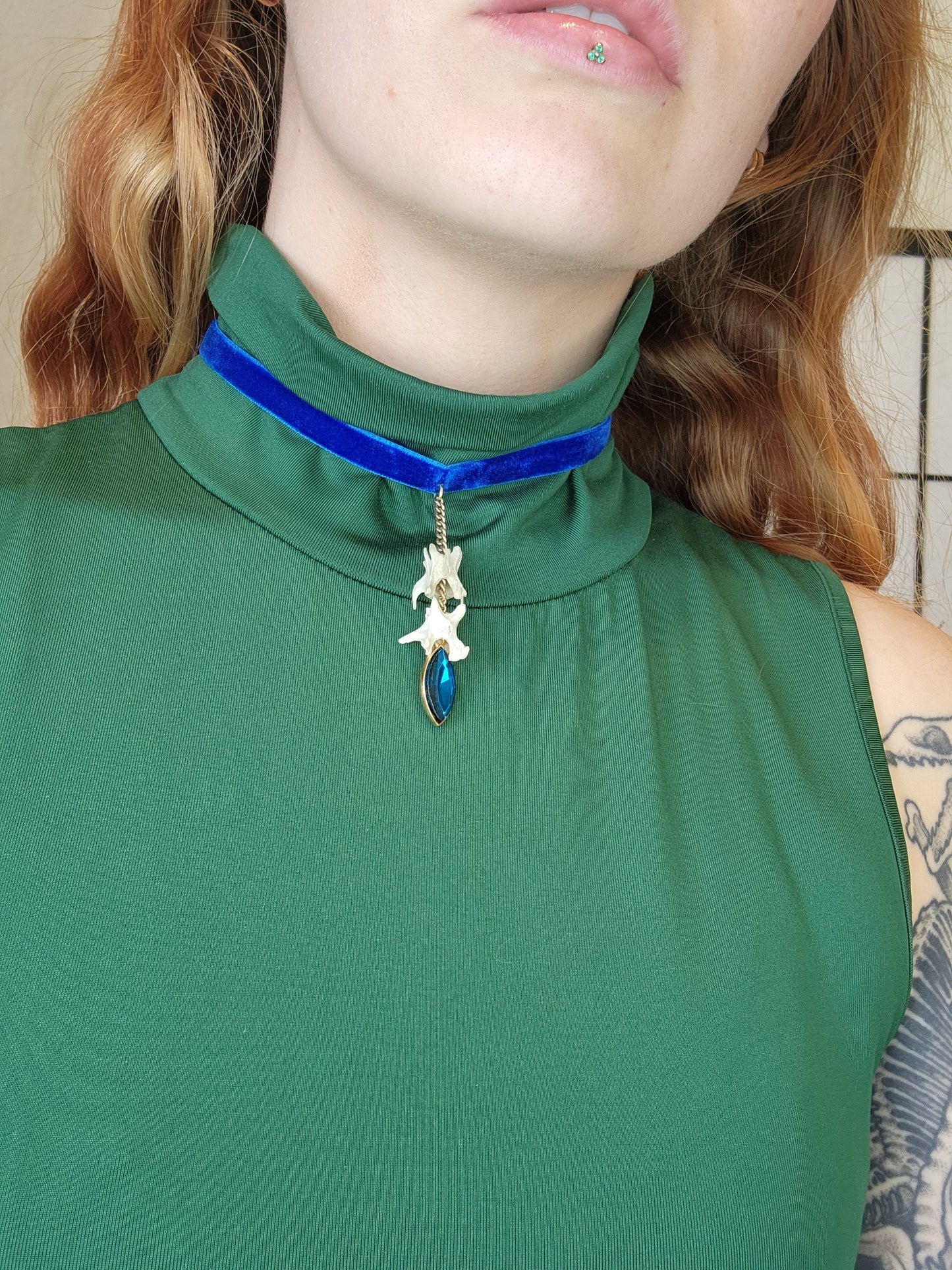 Blue vertebrae velvet choker